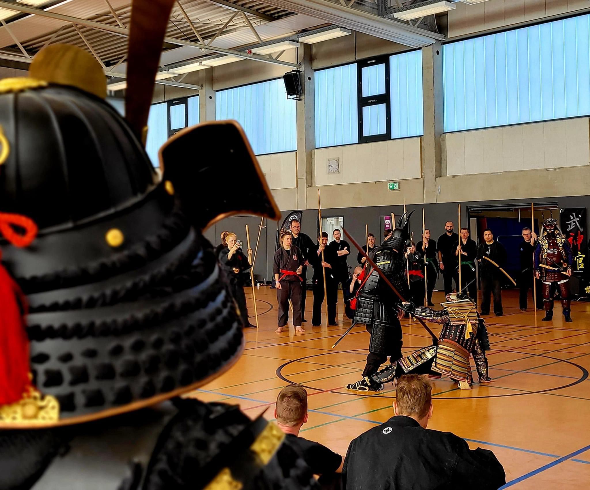 Training mit Samurairüstung auf einem Seminar